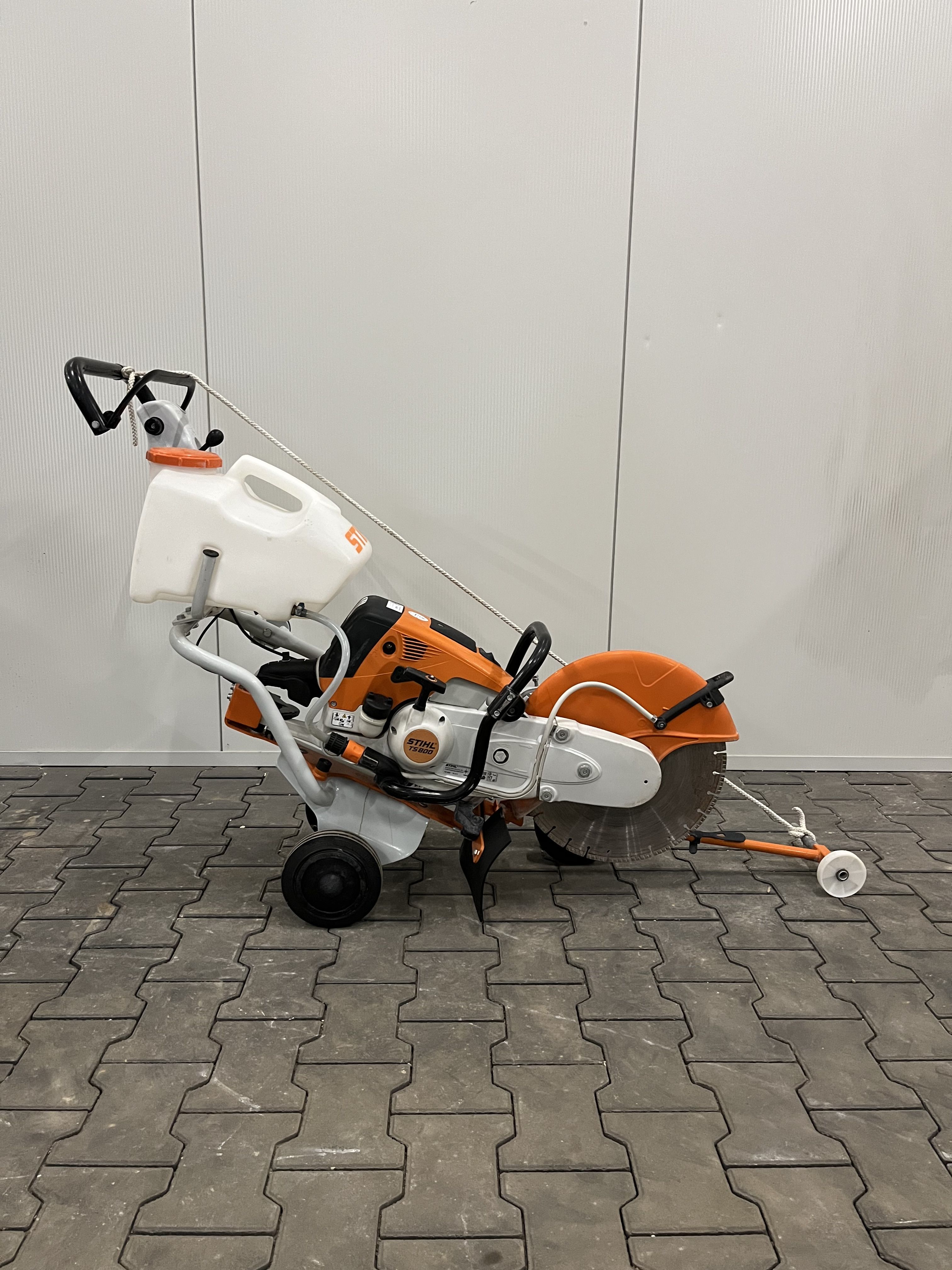HV-050302-Asfaltbetonzaag op slijpwagen
