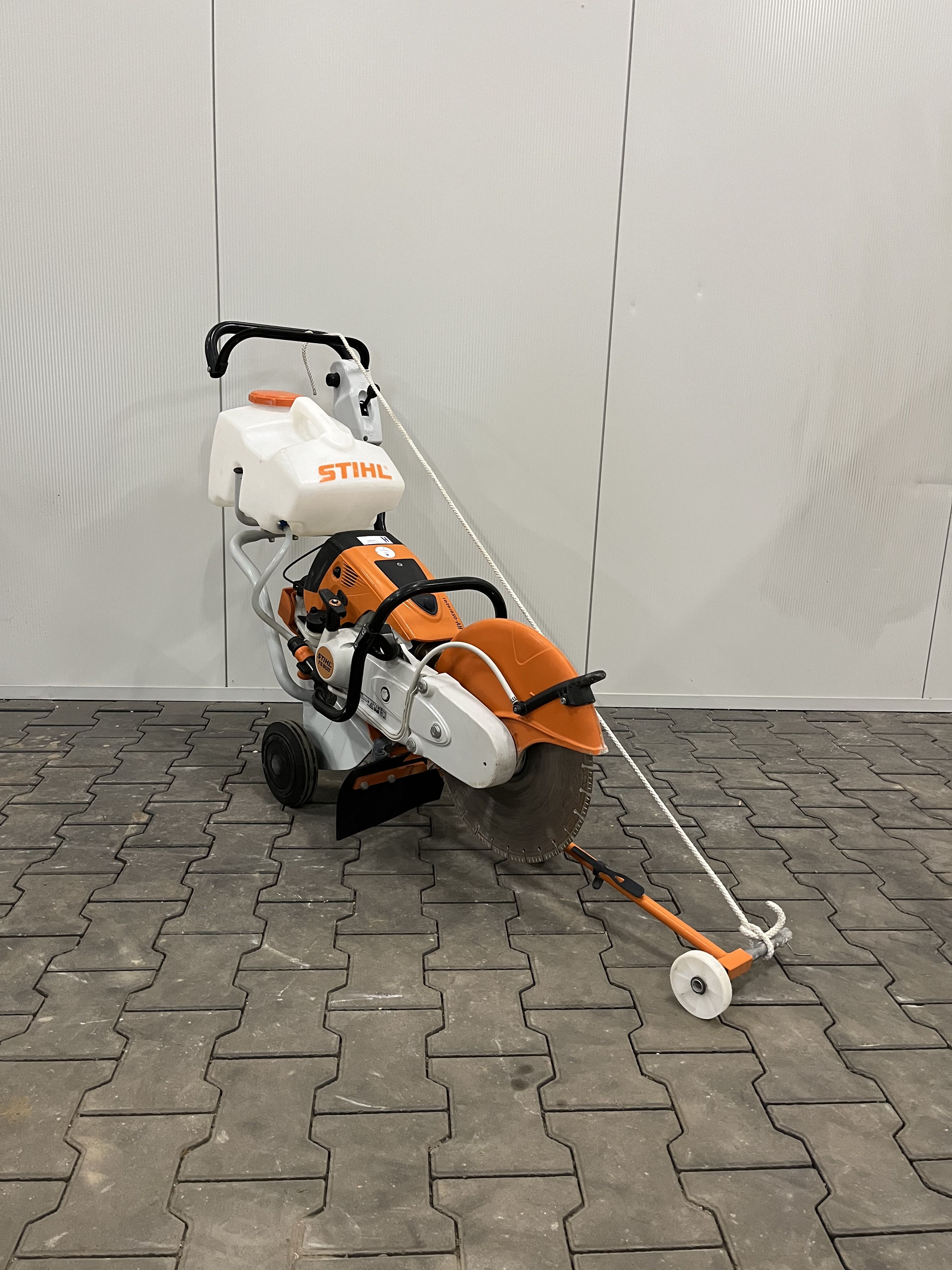 HV-050302-Asfaltbetonzaag op slijpwagen